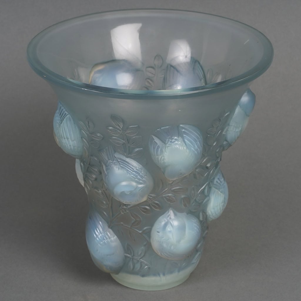 Vase « Saint François » verre opalescent patiné bleu de René LALIQUE | Biron Vase "Saint François" verre opalescent patiné bleu de René LALIQUE