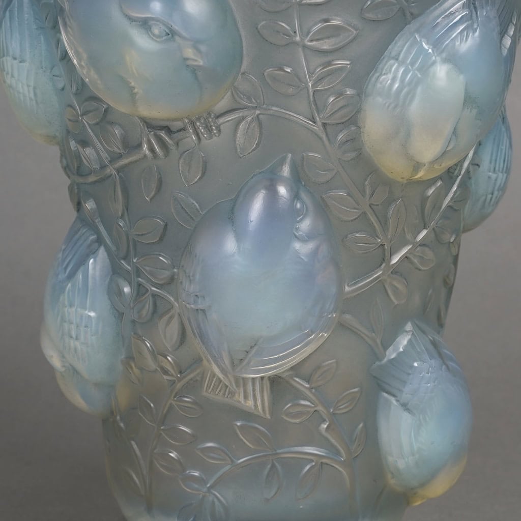 Vase « Saint François » verre opalescent patiné bleu de René LALIQUE | Biron Vase "Saint François" verre opalescent patiné bleu de René LALIQUE