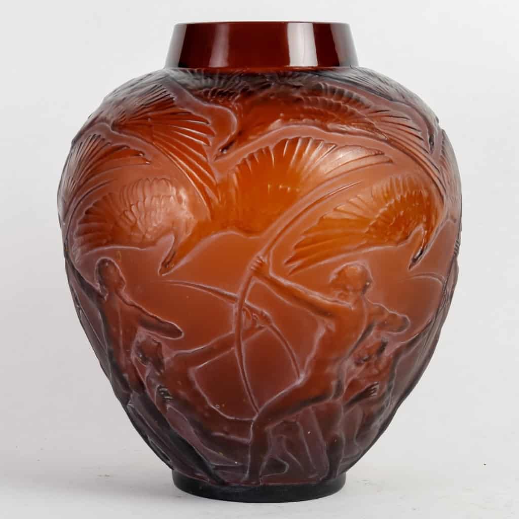 Vase « Archers » verre rouge ambré patiné blanc de René LALIQUE | Biron ||||||