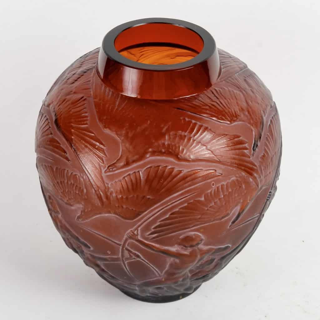 Vase « Archers » verre rouge ambré patiné blanc de René LALIQUE | Biron Vase "Archers" verre rouge ambré patiné blanc de René LALIQUE