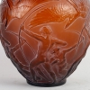 Vase « Archers » verre rouge ambré patiné blanc de René LALIQUE | Biron Vase "Archers" verre rouge ambré patiné blanc de René LALIQUE