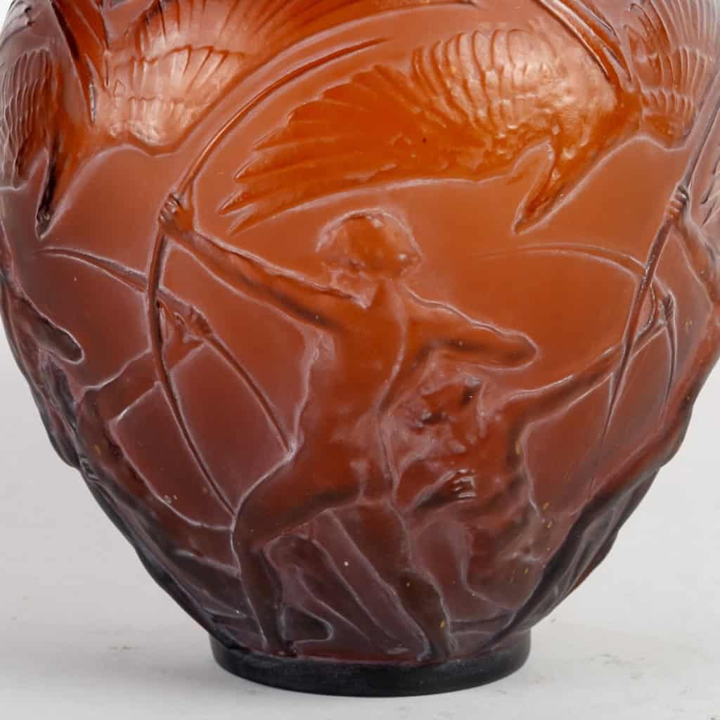 Vase « Archers » verre rouge ambré patiné blanc de René LALIQUE | Biron Vase "Archers" verre rouge ambré patiné blanc de René LALIQUE