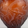 Vase « Archers » verre rouge ambré patiné blanc de René LALIQUE | Biron Vase "Archers" verre rouge ambré patiné blanc de René LALIQUE
