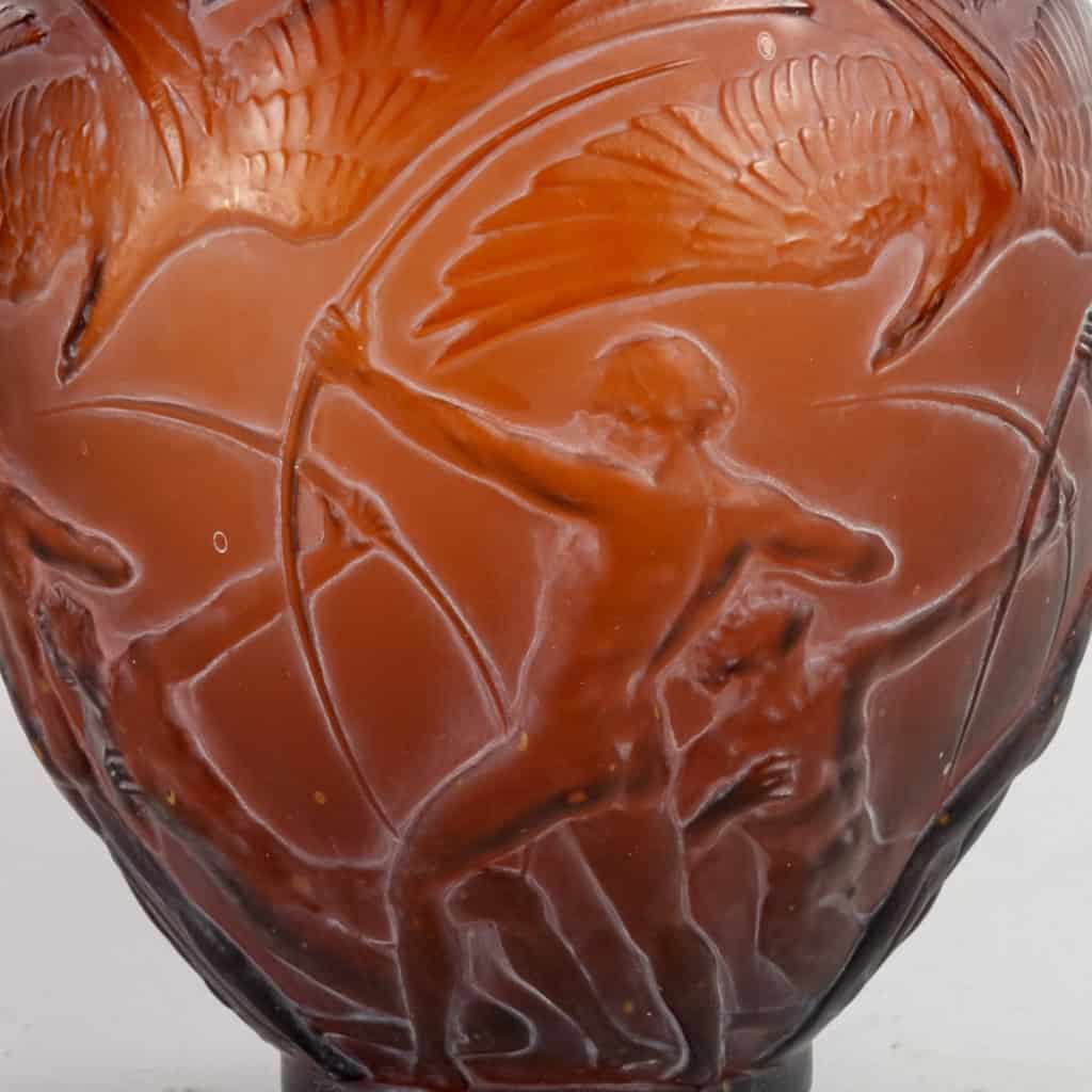Vase « Archers » verre rouge ambré patiné blanc de René LALIQUE | Biron Vase "Archers" verre rouge ambré patiné blanc de René LALIQUE