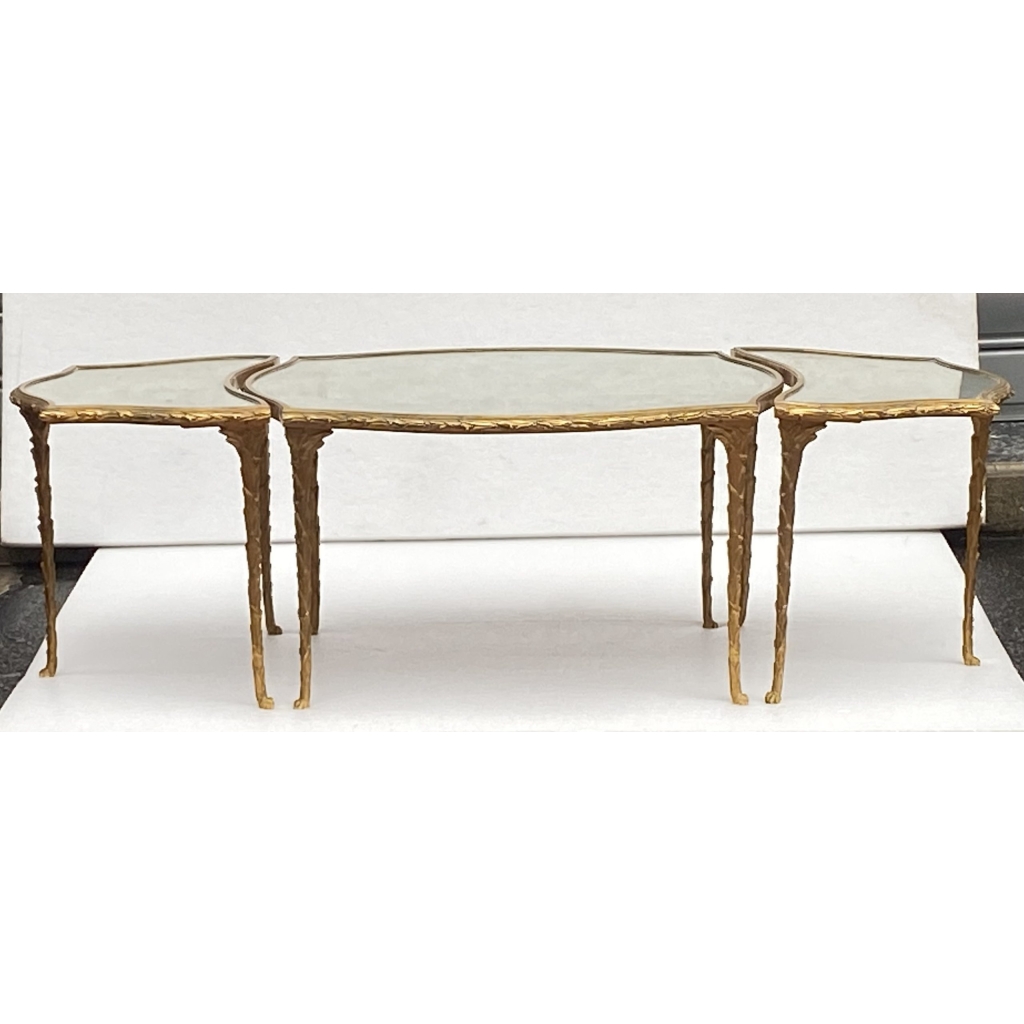 1970′ Table Tripartite Maison Charles Forme Arbaléte, Jansen Ou Baguès Décor Palmier en Bronze Doré avec Plateaux Miroirs Vieillis