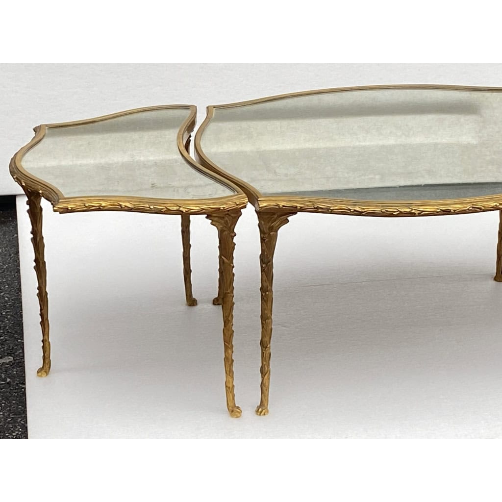 1970′ Table Tripartite Maison Charles Forme Arbaléte, Jansen Ou Baguès Décor Palmier en Bronze Doré avec Plateaux Miroirs Vieillis