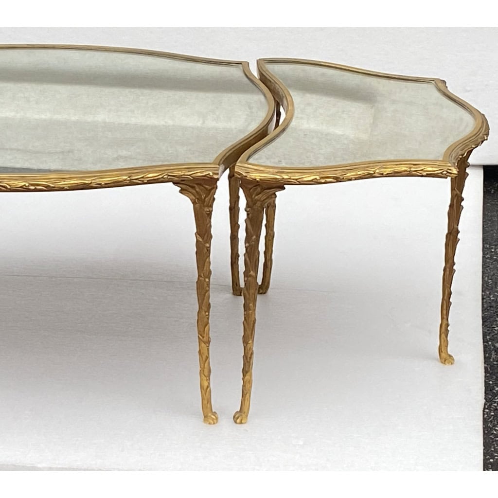 1970′ Table Tripartite Maison Charles Forme Arbaléte, Jansen Ou Baguès Décor Palmier en Bronze Doré avec Plateaux Miroirs Vieillis