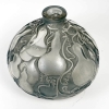 Vase « Courges » verre blanc patiné bleu de René LALIQUE | Biron Vase "Courges" verre blanc patiné bleu de René LALIQUE