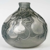 Vase « Courges » verre blanc patiné bleu de René LALIQUE | Biron Vase "Courges" verre blanc patiné bleu de René LALIQUE