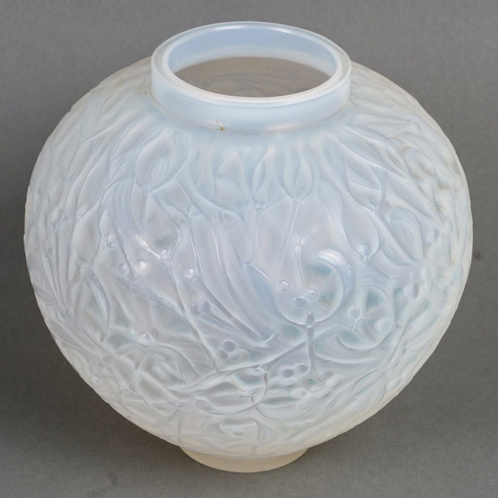 Vase « Gui » verre opalescent de René LALIQUE | Biron Vase "Gui" verre opalescent de René LALIQUE