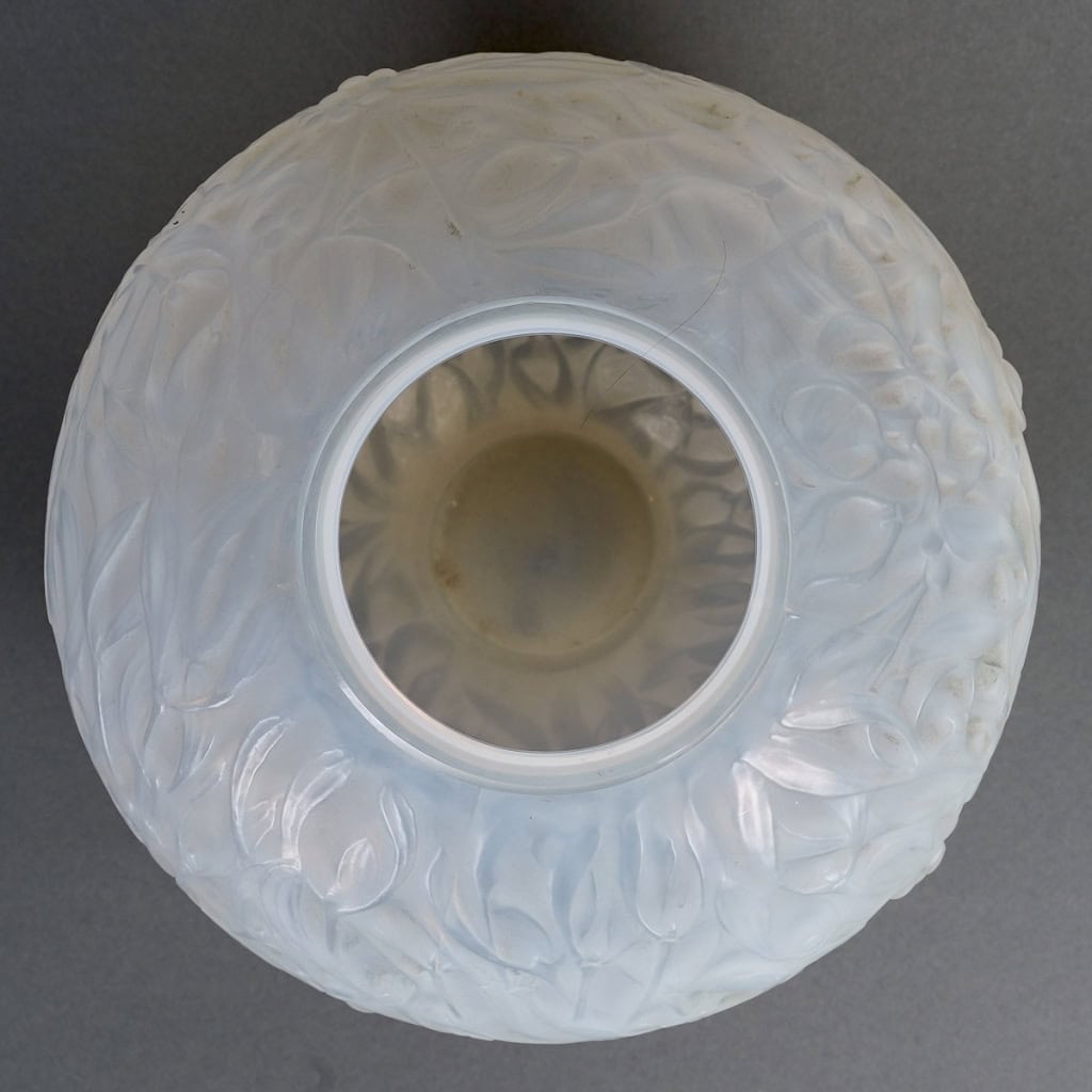 Vase « Gui » verre opalescent de René LALIQUE | Biron Vase "Gui" verre opalescent de René LALIQUE