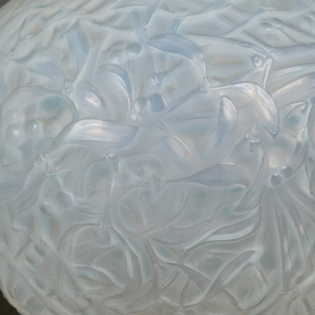 Vase « Gui » verre opalescent de René LALIQUE | Biron Vase "Gui" verre opalescent de René LALIQUE