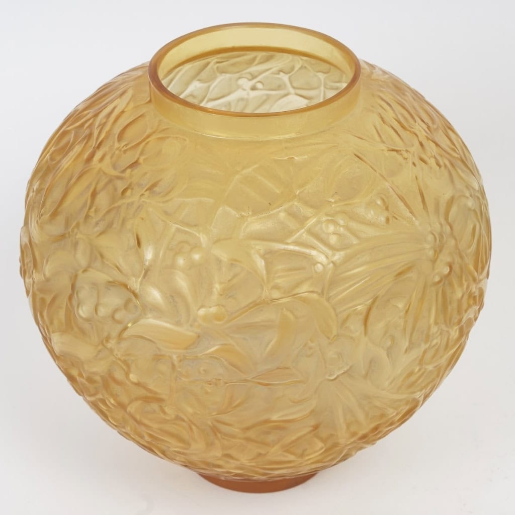 Vase « Gui » verre jaune pâle de René LALIQUE | Biron Vase "Gui" verre jaune pâle de René LALIQUE