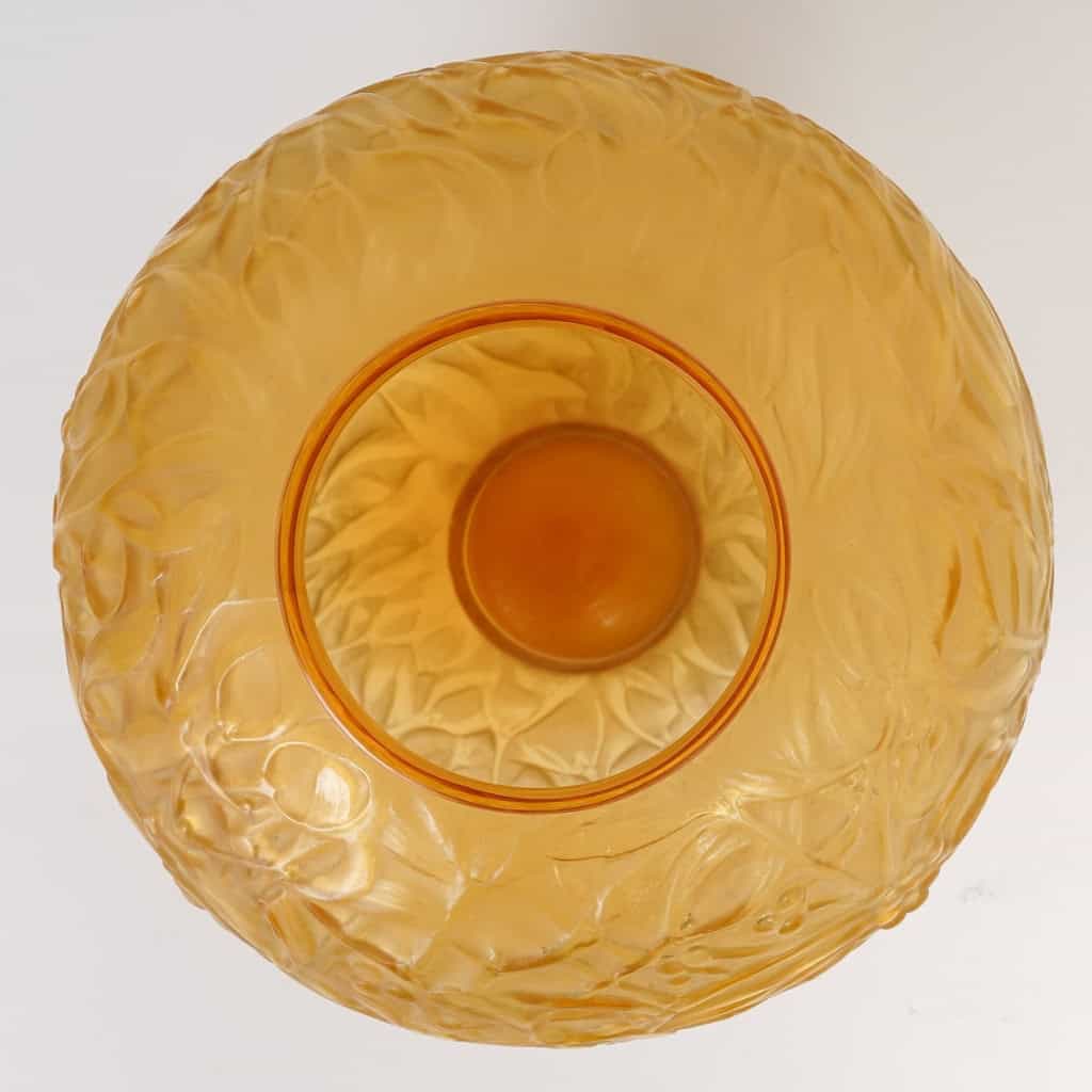 Vase « Gui » verre jaune pâle de René LALIQUE | Biron Vase "Gui" verre jaune pâle de René LALIQUE