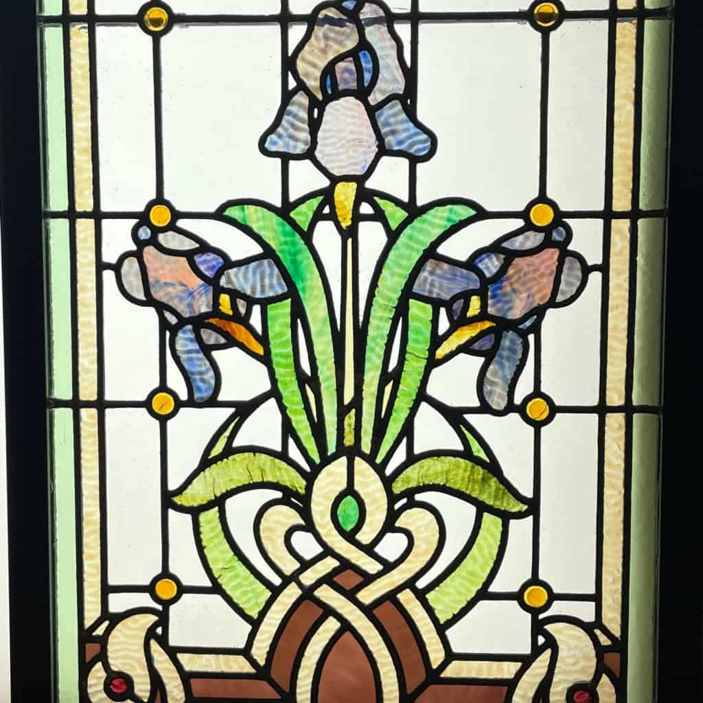 Paire de vitraux Art Nouveau aux iris (148 x 100 cm) | Biron Paire de vitraux Art Nouveau aux iris (148 x 100 cm)
