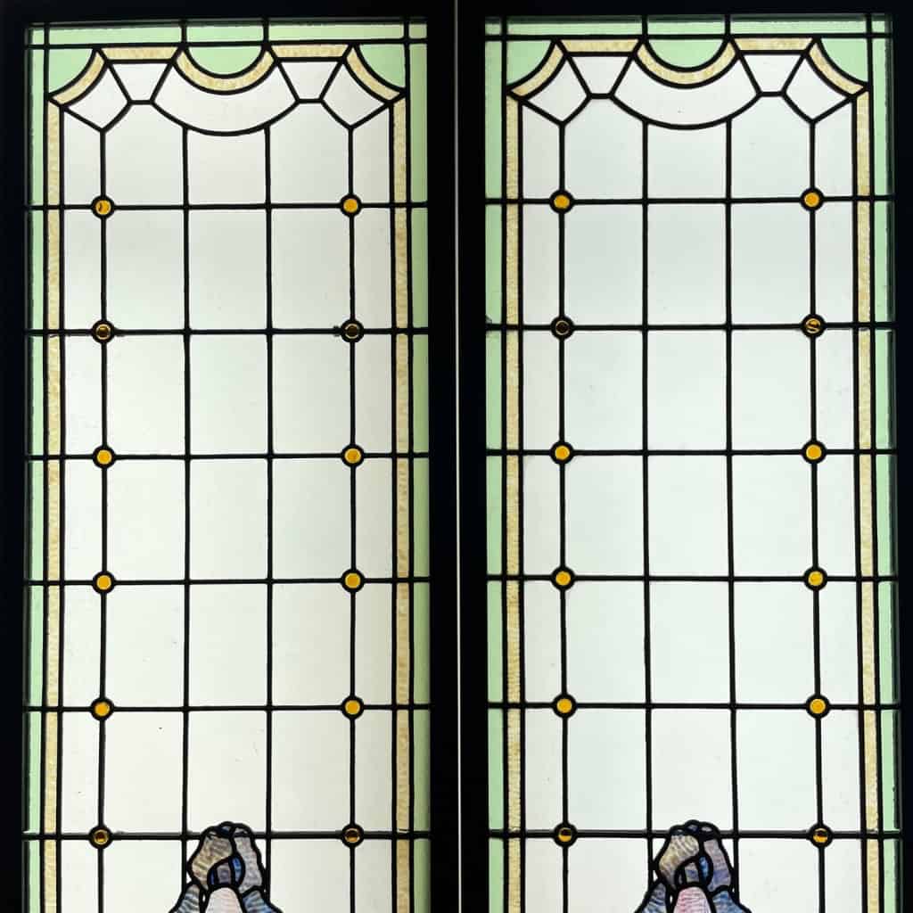Paire de vitraux Art Nouveau aux iris (148 x 100 cm) | Biron Paire de vitraux Art Nouveau aux iris (148 x 100 cm)