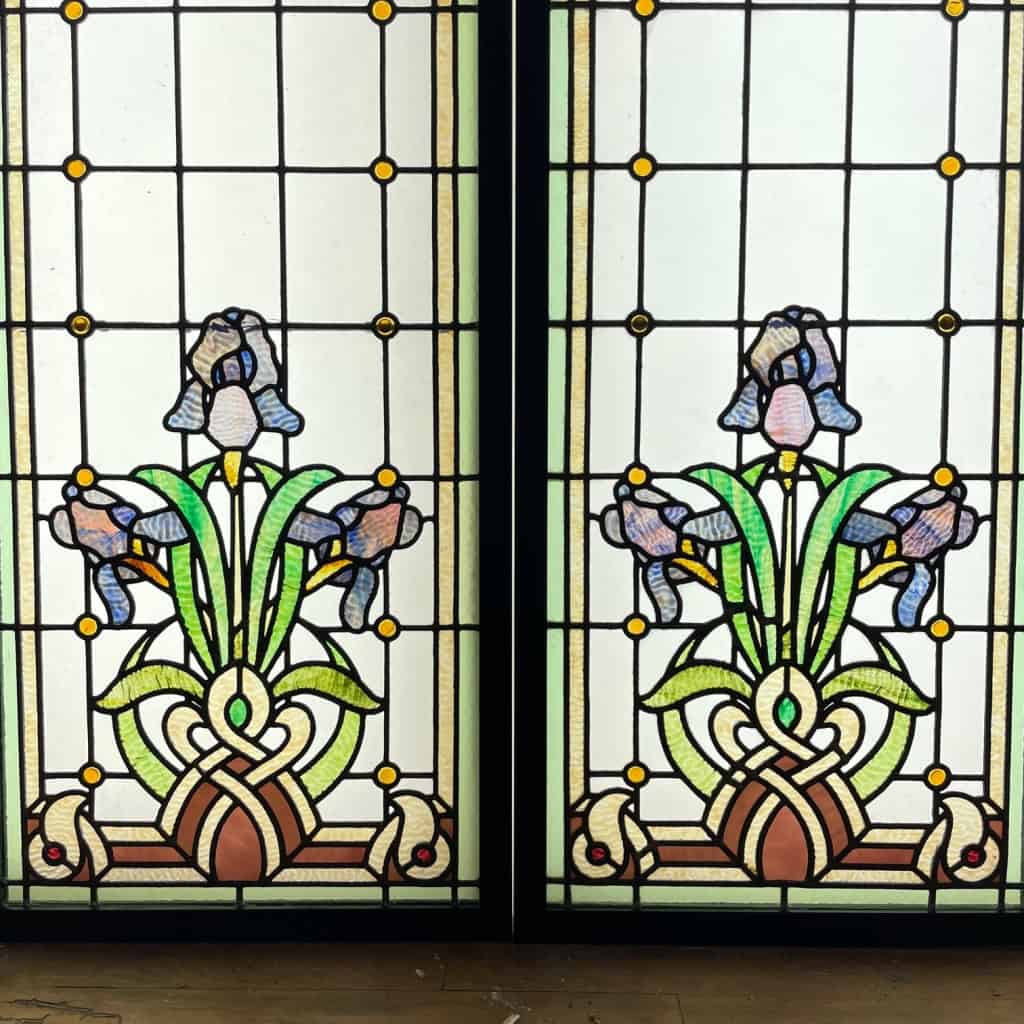 Paire de vitraux Art Nouveau aux iris (148 x 100 cm) | Biron Paire de vitraux Art Nouveau aux iris (148 x 100 cm)