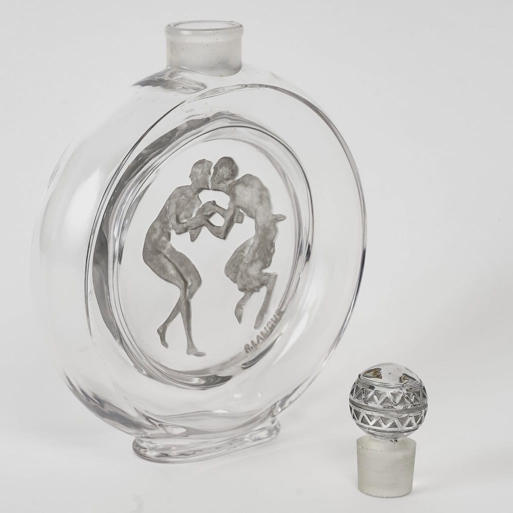 Flacon « Le Baiser Du Faune » verre blanc patiné gris de René LALIQUE pour Molinard | Biron Flacon "Le Baiser Du Faune" verre blanc patiné gris de René LALIQUE pour Molinard