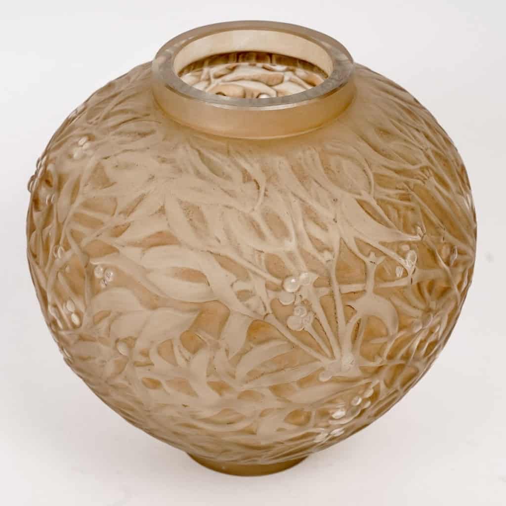 Vase « Gui » verre blanc patiné sépia de René LALIQUE | Biron Vase "Gui" verre blanc patiné sépia de René LALIQUE