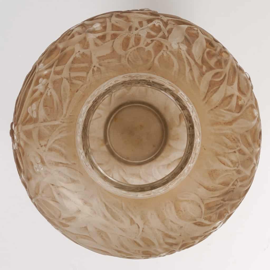 Vase « Gui » verre blanc patiné sépia de René LALIQUE | Biron Vase "Gui" verre blanc patiné sépia de René LALIQUE