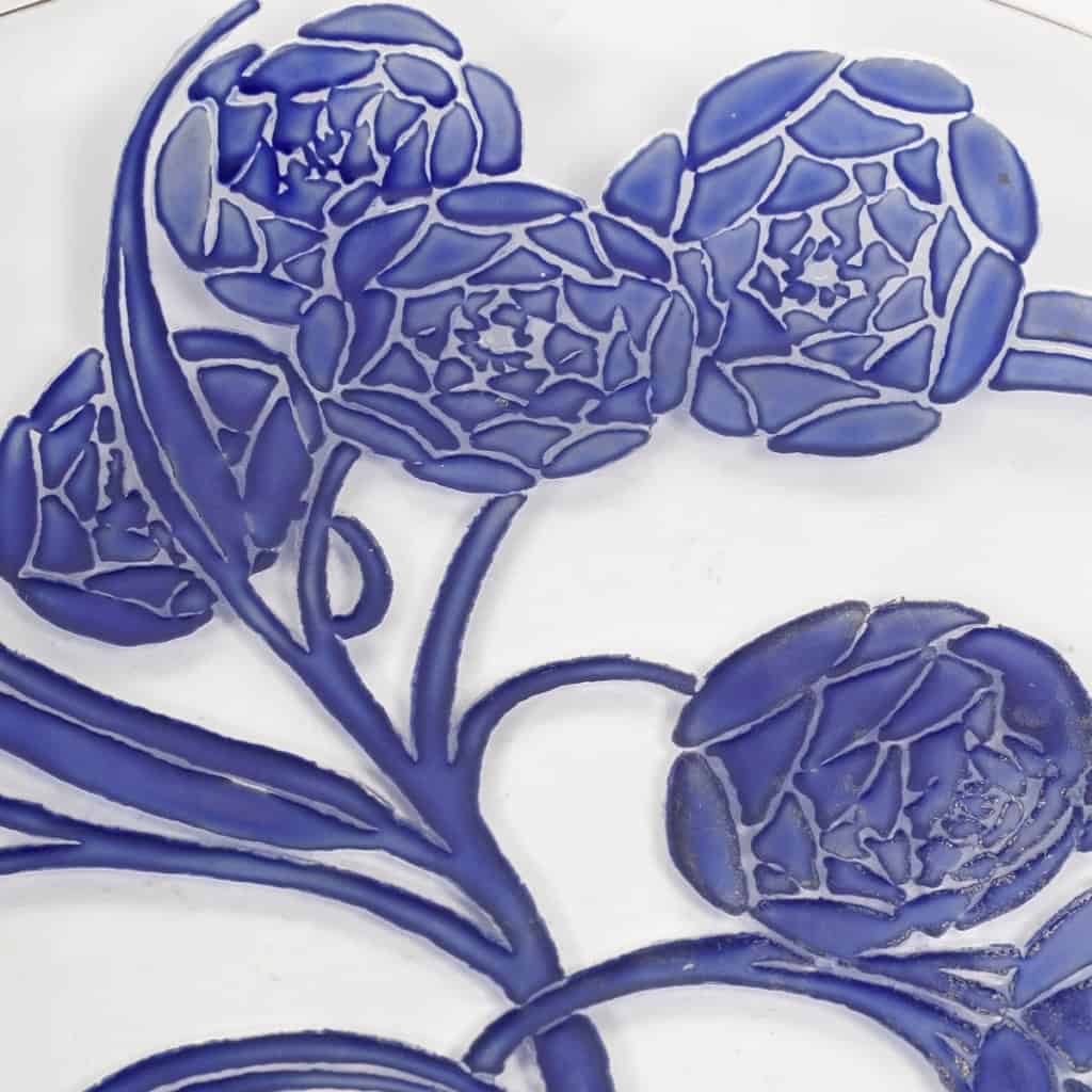 Plat « Pivoines » verre blanc émaillé bleu de René LALIQUE | Biron Plat "Pivoines" verre blanc émaillé bleu de René LALIQUE