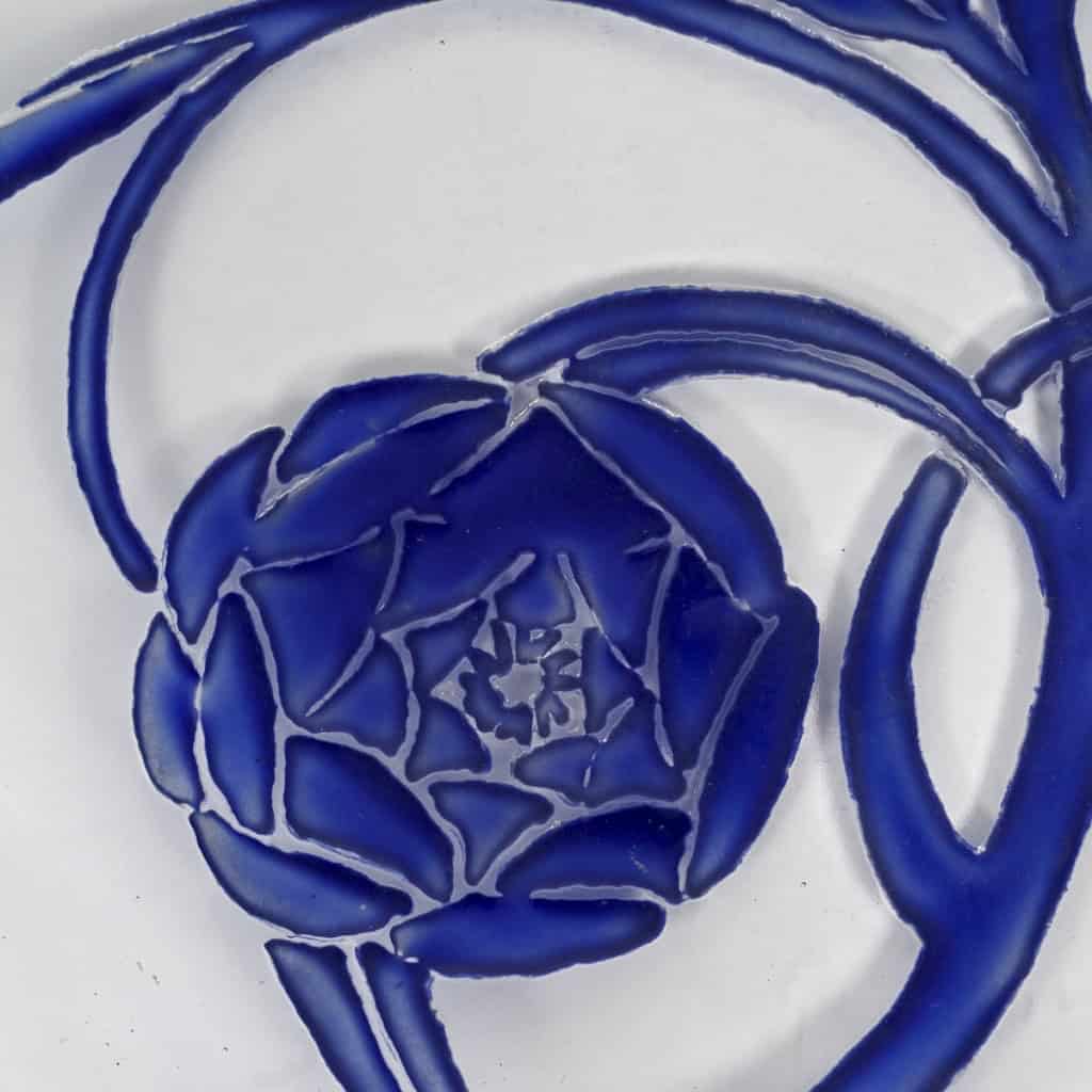 Plat « Pivoines » verre blanc émaillé bleu de René LALIQUE | Biron Plat "Pivoines" verre blanc émaillé bleu de René LALIQUE