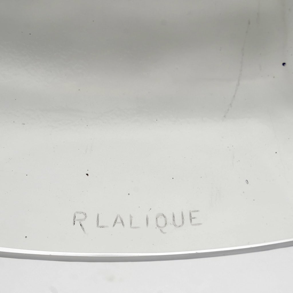 Plat « Pivoines » verre blanc émaillé bleu de René LALIQUE | Biron Plat "Pivoines" verre blanc émaillé bleu de René LALIQUE