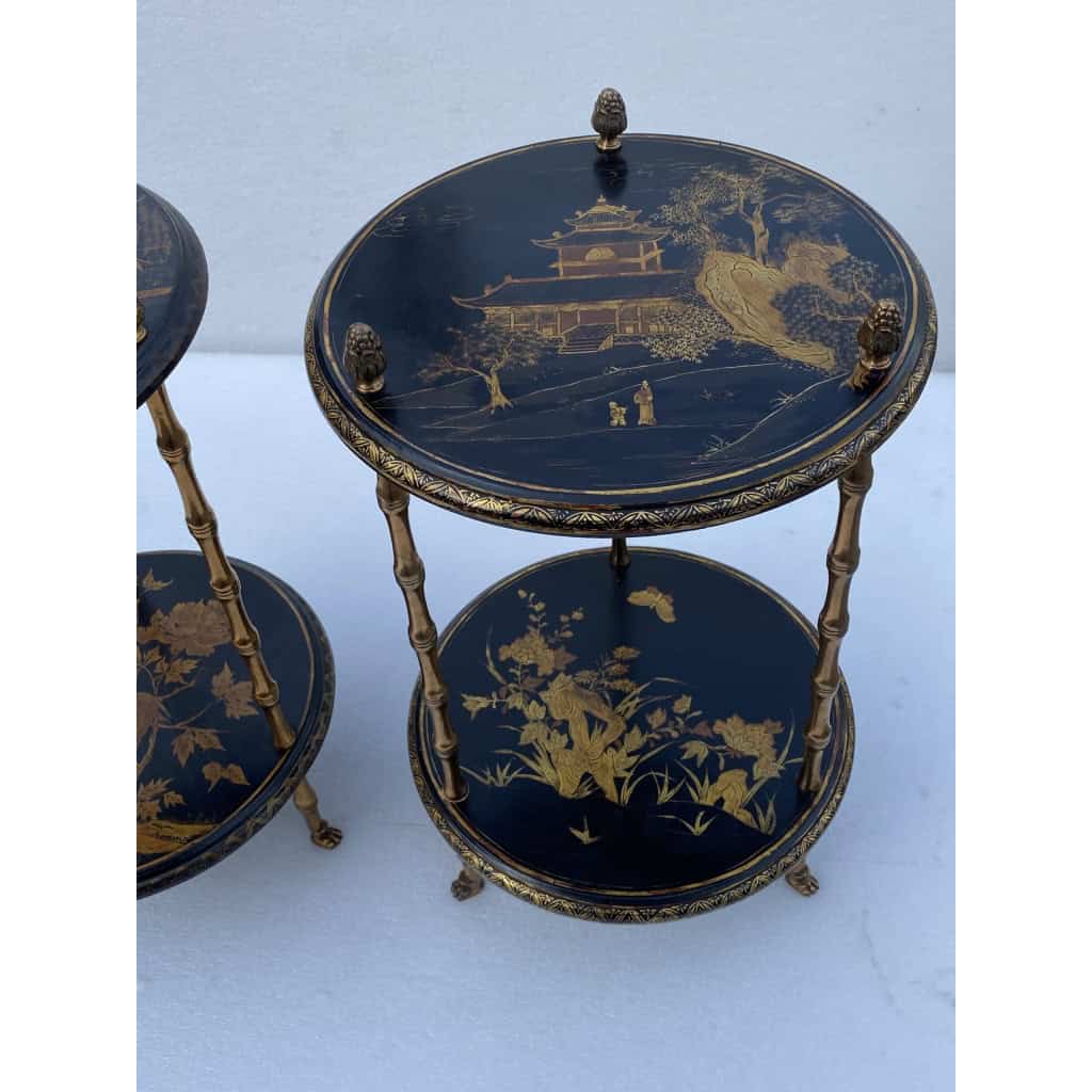 1970′ Paire De Guéridons Ou Similaires Style Maison Baguès Décor Bambou en Bronze Doré Avec Plateaux Laque de Chine | Biron 1970′ Paire De Guéridons Ou Similaires Style Maison Baguès Décor Bambou en Bronze Doré Avec Plateaux Laque de Chine
