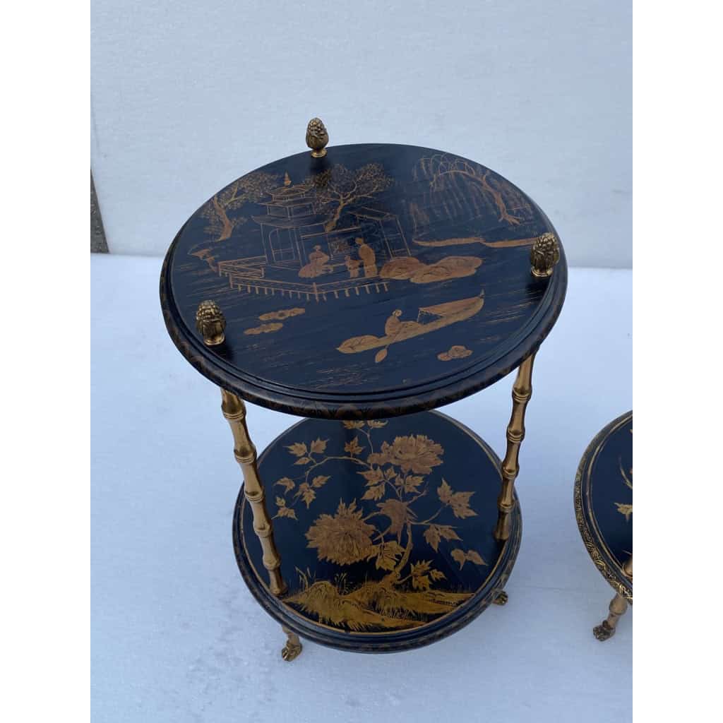 1970′ Paire De Guéridons Ou Similaires Style Maison Baguès Décor Bambou en Bronze Doré Avec Plateaux Laque de Chine | Biron 1970′ Paire De Guéridons Ou Similaires Style Maison Baguès Décor Bambou en Bronze Doré Avec Plateaux Laque de Chine