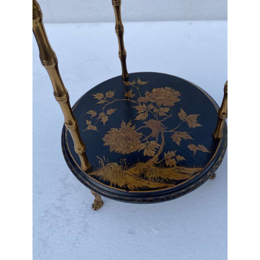 1970′ Paire De Guéridons Ou Similaires Style Maison Baguès Décor Bambou en Bronze Doré Avec Plateaux Laque de Chine | Biron 1970′ Paire De Guéridons Ou Similaires Style Maison Baguès Décor Bambou en Bronze Doré Avec Plateaux Laque de Chine