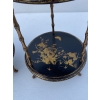 1970′ Paire De Guéridons Ou Similaires Style Maison Baguès Décor Bambou en Bronze Doré Avec Plateaux Laque de Chine | Biron 1970′ Paire De Guéridons Ou Similaires Style Maison Baguès Décor Bambou en Bronze Doré Avec Plateaux Laque de Chine