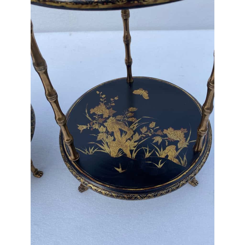 1970′ Paire De Guéridons Ou Similaires Style Maison Baguès Décor Bambou en Bronze Doré Avec Plateaux Laque de Chine | Biron 1970′ Paire De Guéridons Ou Similaires Style Maison Baguès Décor Bambou en Bronze Doré Avec Plateaux Laque de Chine