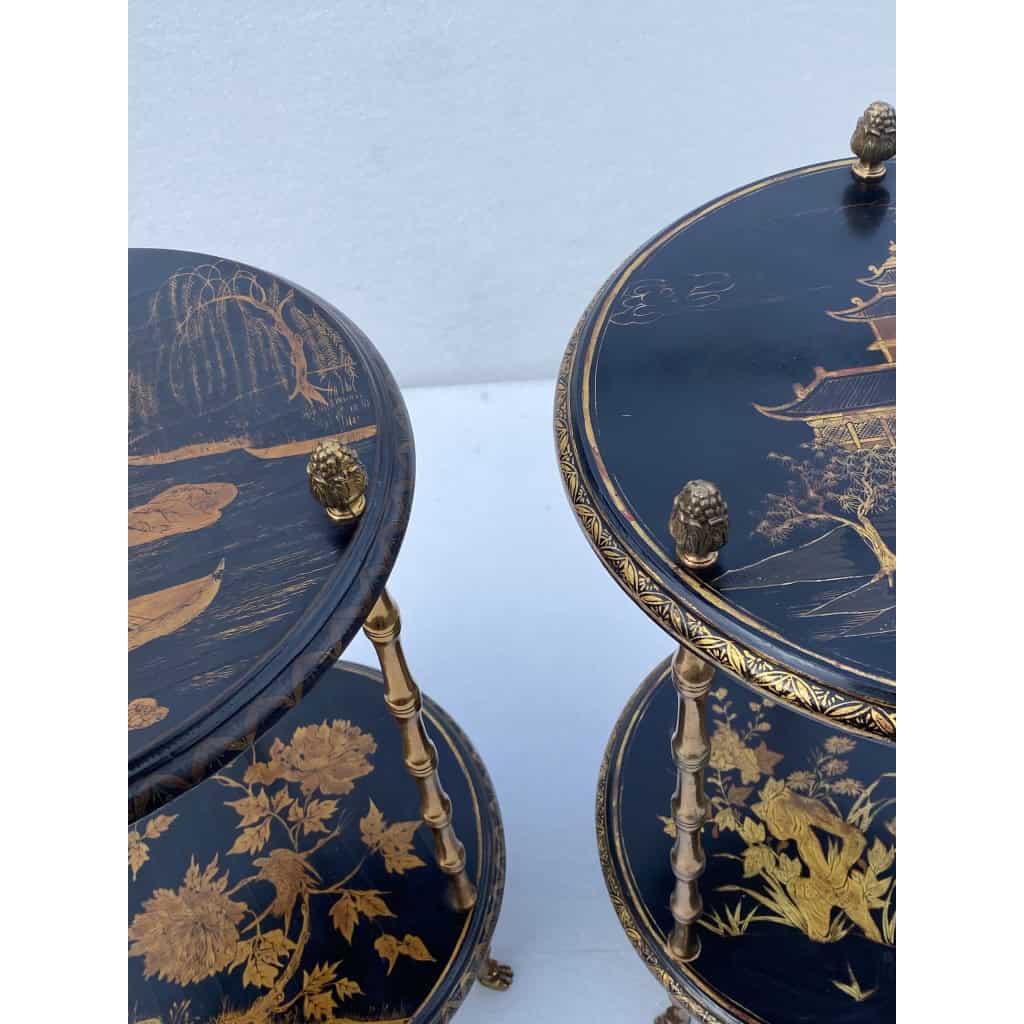 1970′ Paire De Guéridons Ou Similaires Style Maison Baguès Décor Bambou en Bronze Doré Avec Plateaux Laque de Chine | Biron 1970′ Paire De Guéridons Ou Similaires Style Maison Baguès Décor Bambou en Bronze Doré Avec Plateaux Laque de Chine