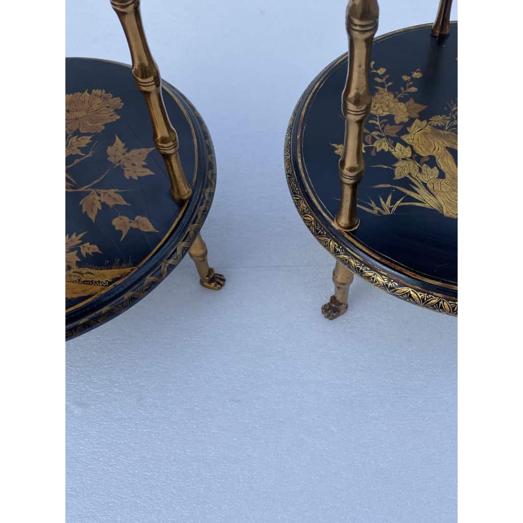 1970′ Paire De Guéridons Ou Similaires Style Maison Baguès Décor Bambou en Bronze Doré Avec Plateaux Laque de Chine | Biron 1970′ Paire De Guéridons Ou Similaires Style Maison Baguès Décor Bambou en Bronze Doré Avec Plateaux Laque de Chine