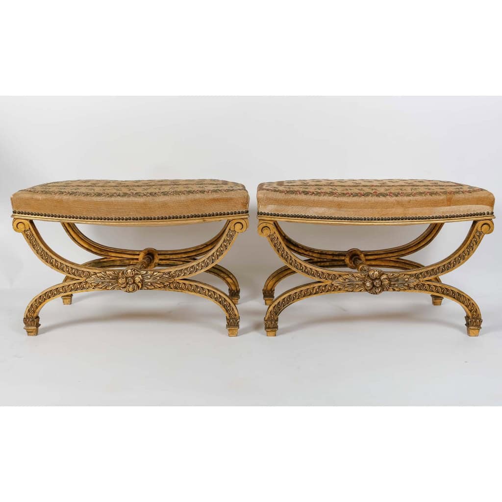 Paire de Larges Tabourets Curules de Style Louis XVI, circa 1900 | Biron Paire de Larges Tabourets Curules de Style Louis XVI, circa 1900