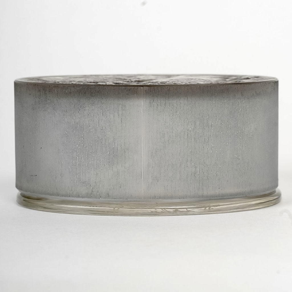 Boîte « Gabrielle » verre blanc patiné gris de René LALIQUE | Biron Boîte "Gabrielle" verre blanc patiné gris de René LALIQUE
