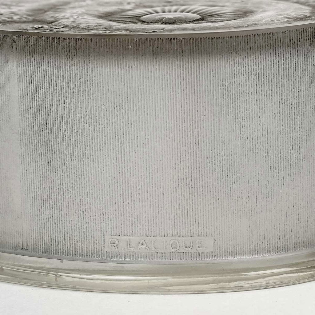 Boîte « Gabrielle » verre blanc patiné gris de René LALIQUE | Biron Boîte "Gabrielle" verre blanc patiné gris de René LALIQUE