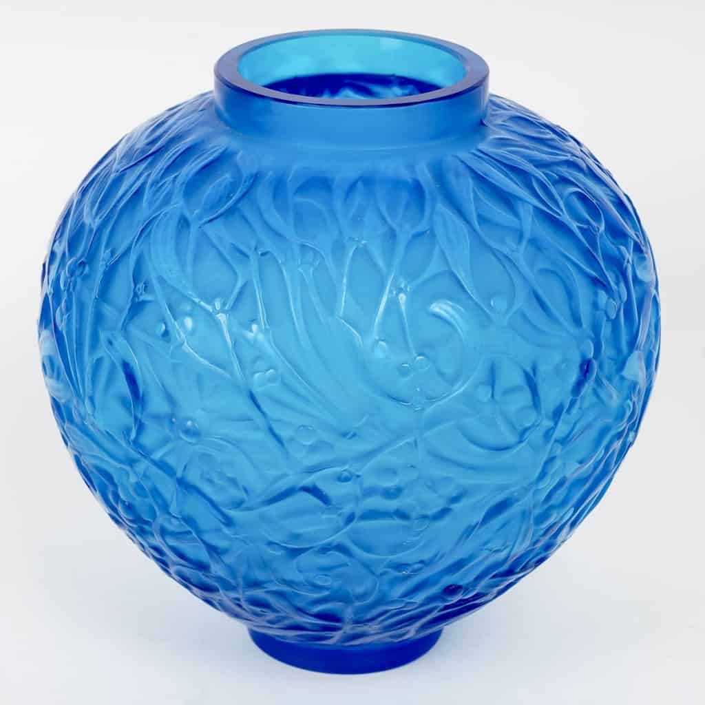 Vase « Gui » verre bleu électrique de René LALIQUE | Biron Vase "Gui" verre bleu électrique de René LALIQUE