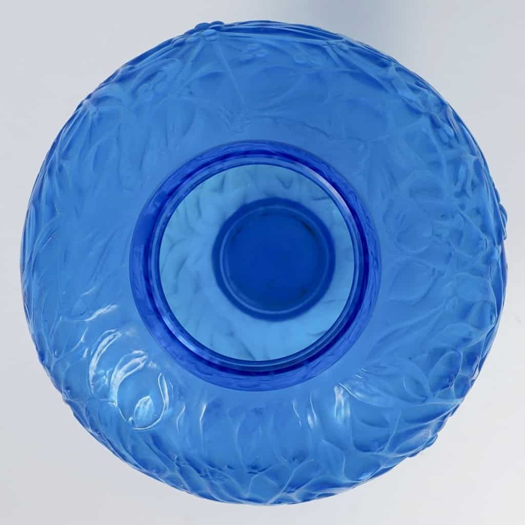 Vase « Gui » verre bleu électrique de René LALIQUE | Biron Vase "Gui" verre bleu électrique de René LALIQUE