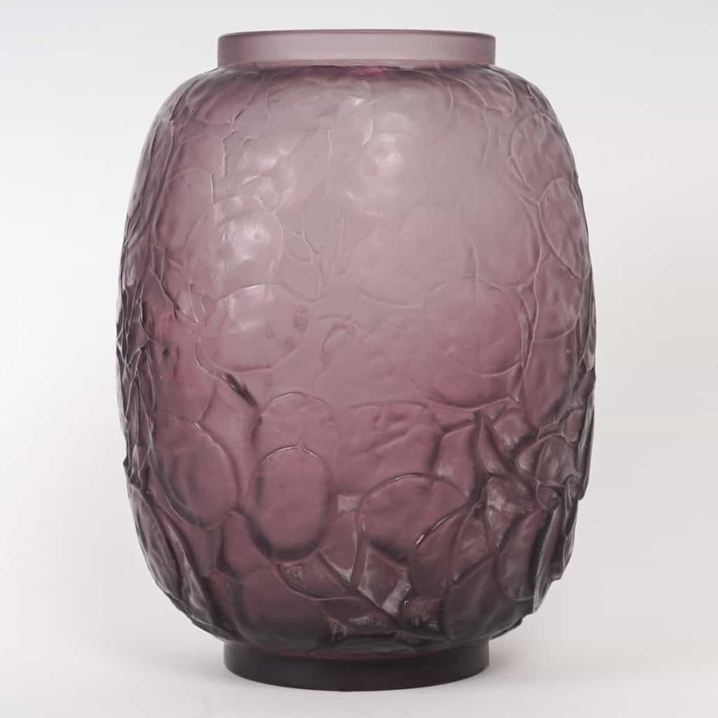 Vase « Monnaie du Pape » verre améthyste patiné blanc de René LALIQUE | Biron Vase "Monnaie du Pape" verre améthyste patiné blanc de René LALIQUE