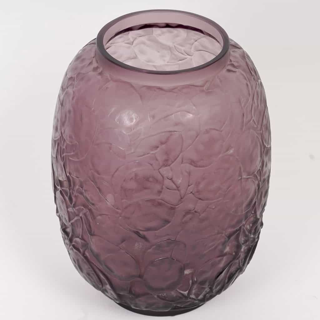 Vase « Monnaie du Pape » verre améthyste patiné blanc de René LALIQUE | Biron Vase "Monnaie du Pape" verre améthyste patiné blanc de René LALIQUE