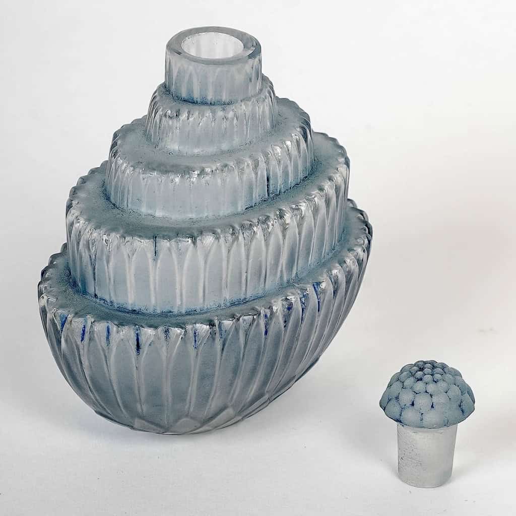 Flacon « Ambroise » verre blanc patiné bleu de René LALIQUE | Biron Flacon "Ambroise" verre blanc patiné bleu de René LALIQUE