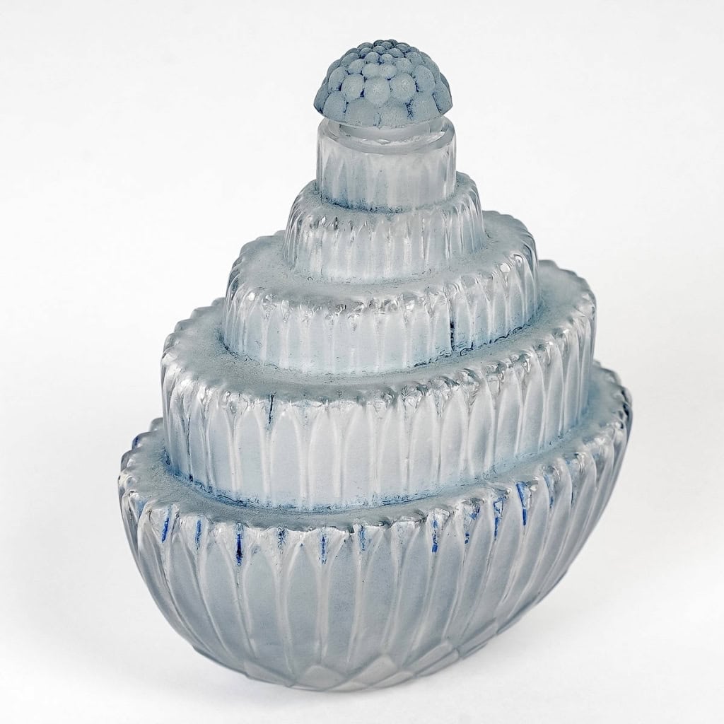 Flacon « Ambroise » verre blanc patiné bleu de René LALIQUE | Biron Flacon "Ambroise" verre blanc patiné bleu de René LALIQUE