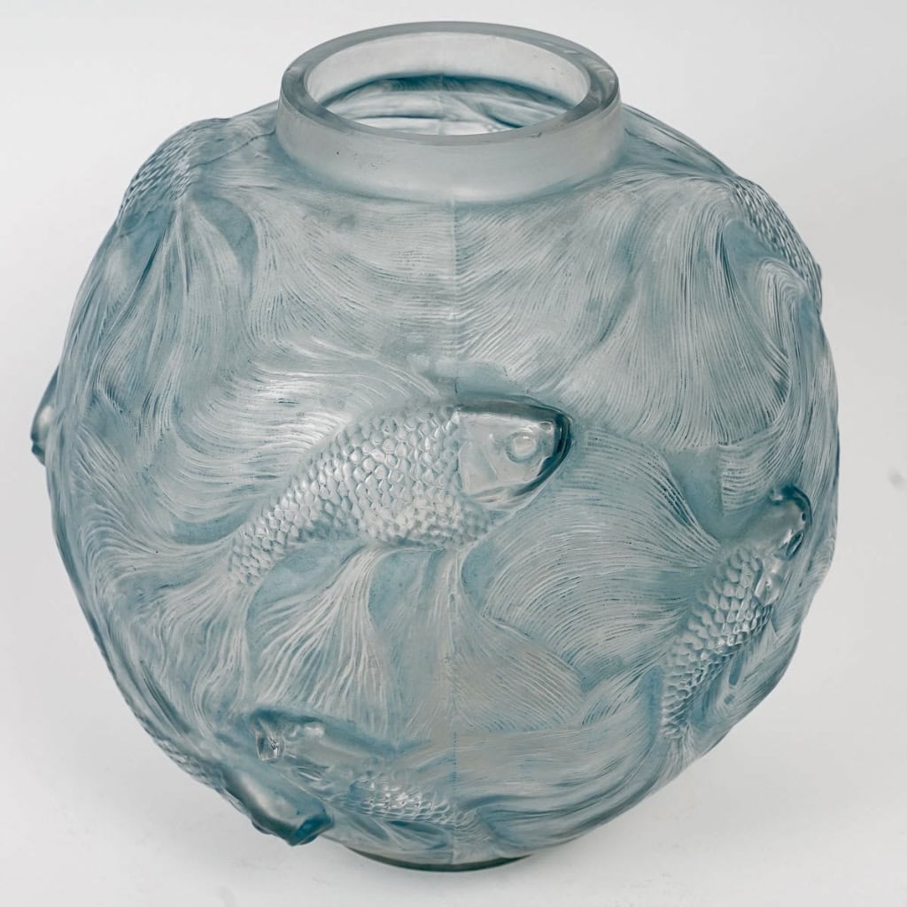 Vase « Formose » verre blanc patiné bleu de René LALIQUE | Biron Vase "Formose" verre blanc patiné bleu de René LALIQUE
