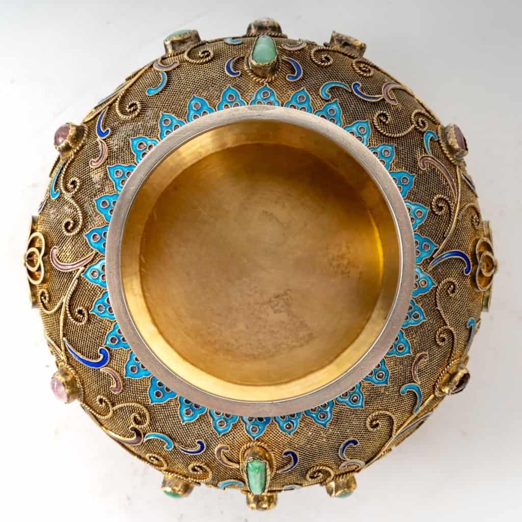 Petite coupelle en vermeil ( Argent plaqué or) filigrané, pierres semi-précieuses serties et émail, travail chinois, XXe siècle