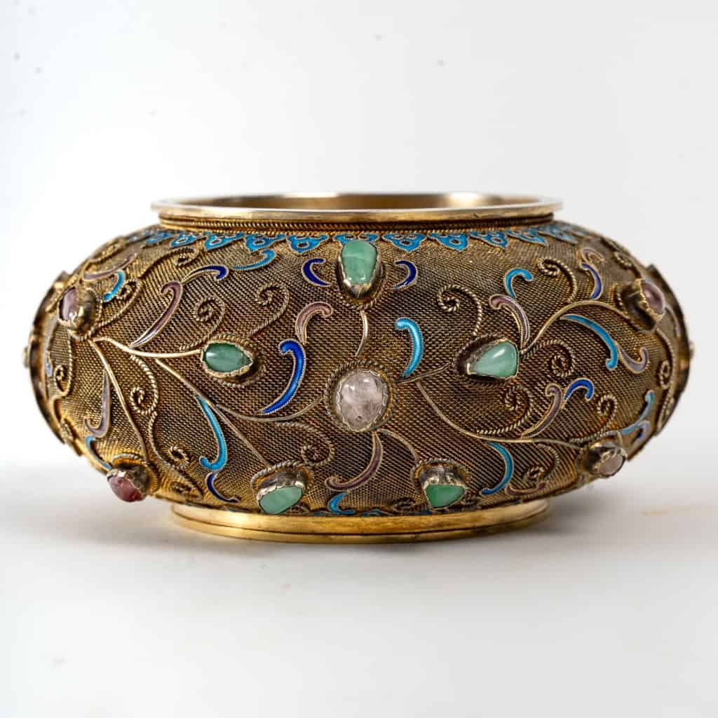 Petite coupelle en vermeil ( Argent plaqué or) filigrané, pierres semi-précieuses serties et émail, travail chinois, XXe siècle