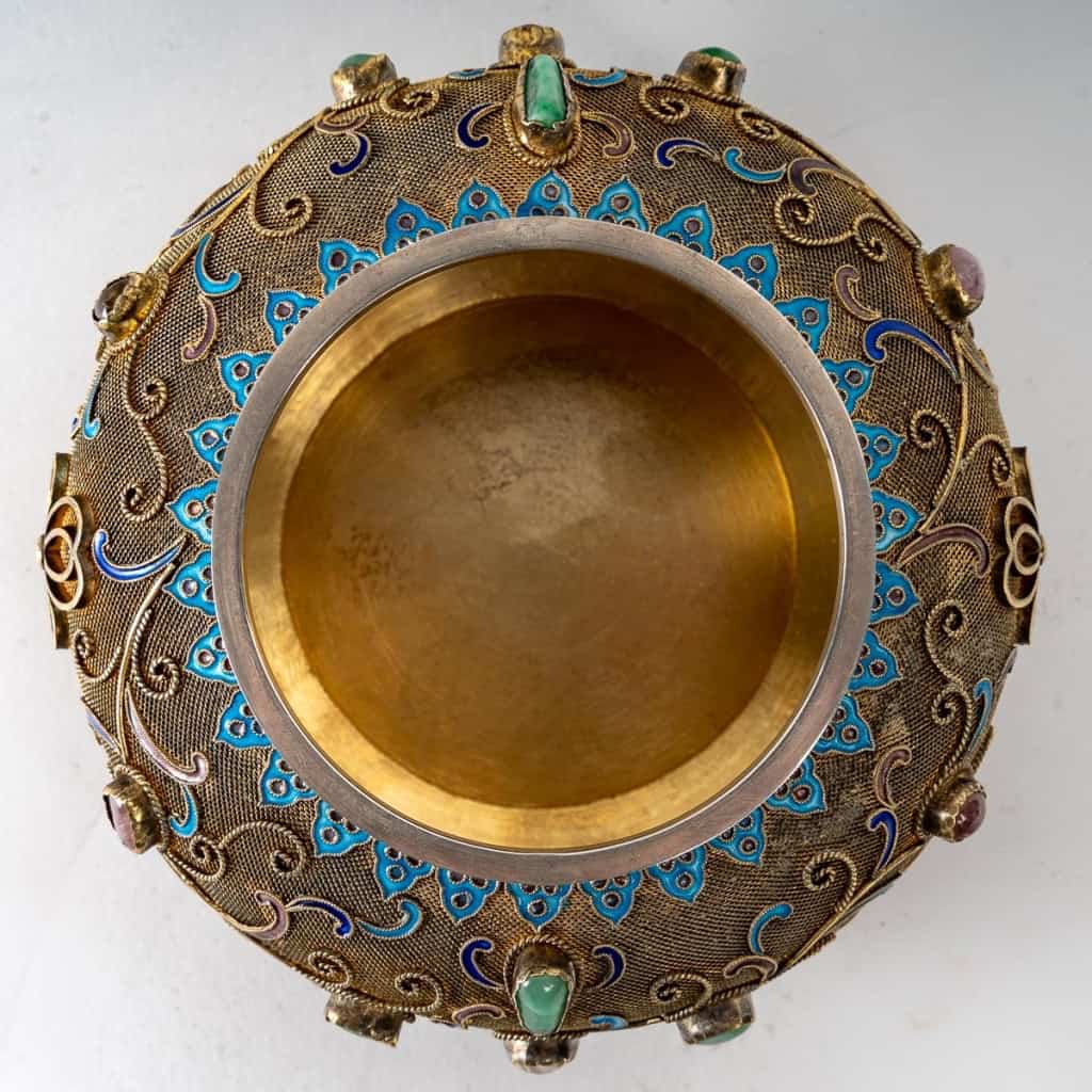 Petite coupelle en vermeil ( Argent plaqué or) filigrané, pierres semi-précieuses serties et émail, travail chinois, XXe siècle
