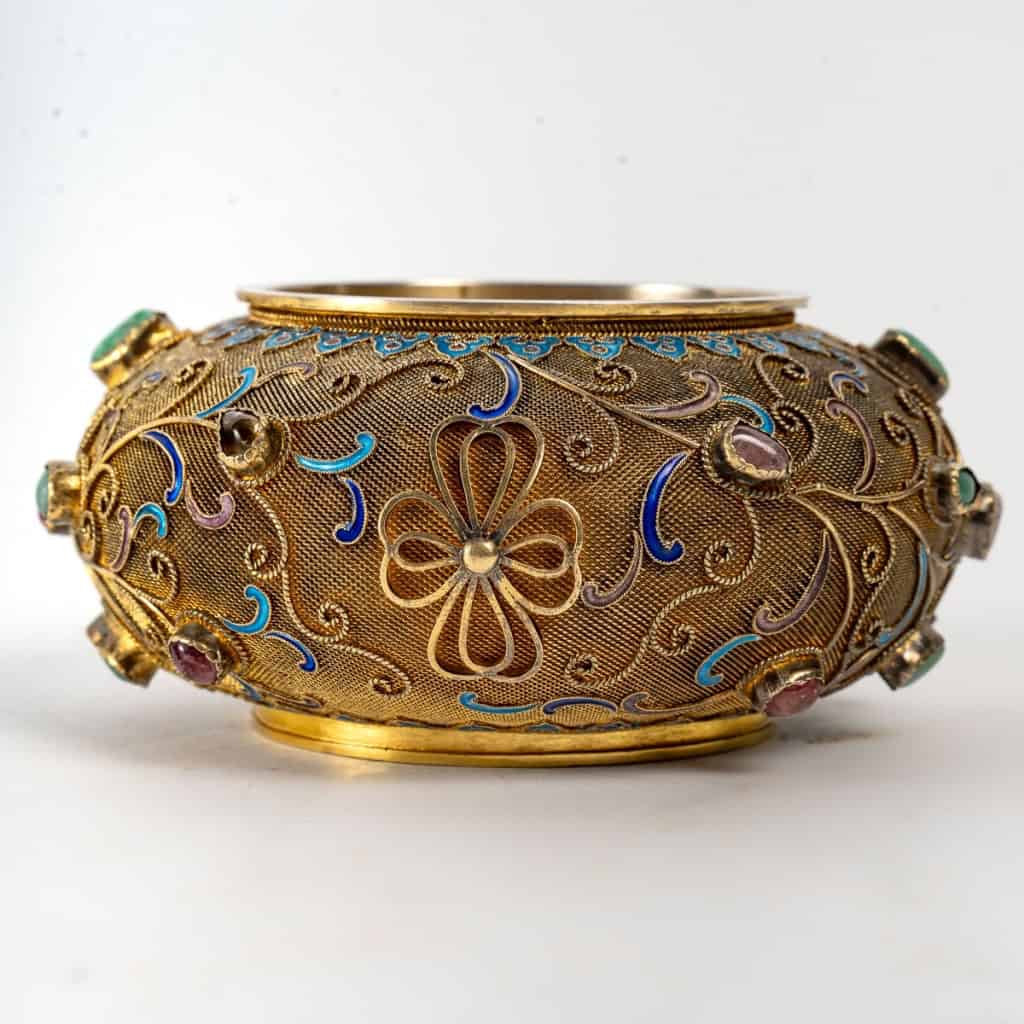 Petite coupelle en vermeil ( Argent plaqué or) filigrané, pierres semi-précieuses serties et émail, travail chinois, XXe siècle