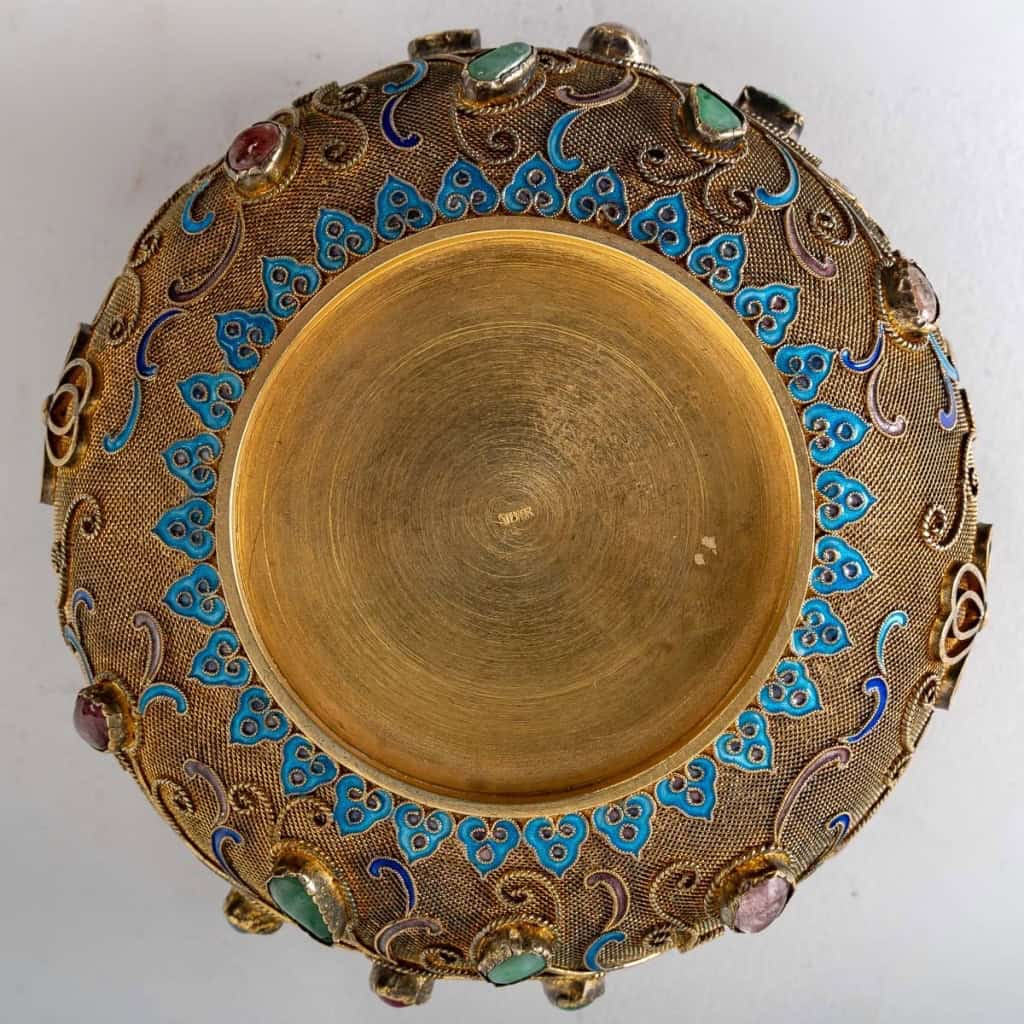 Petite coupelle en vermeil ( Argent plaqué or) filigrané, pierres semi-précieuses serties et émail, travail chinois, XXe siècle