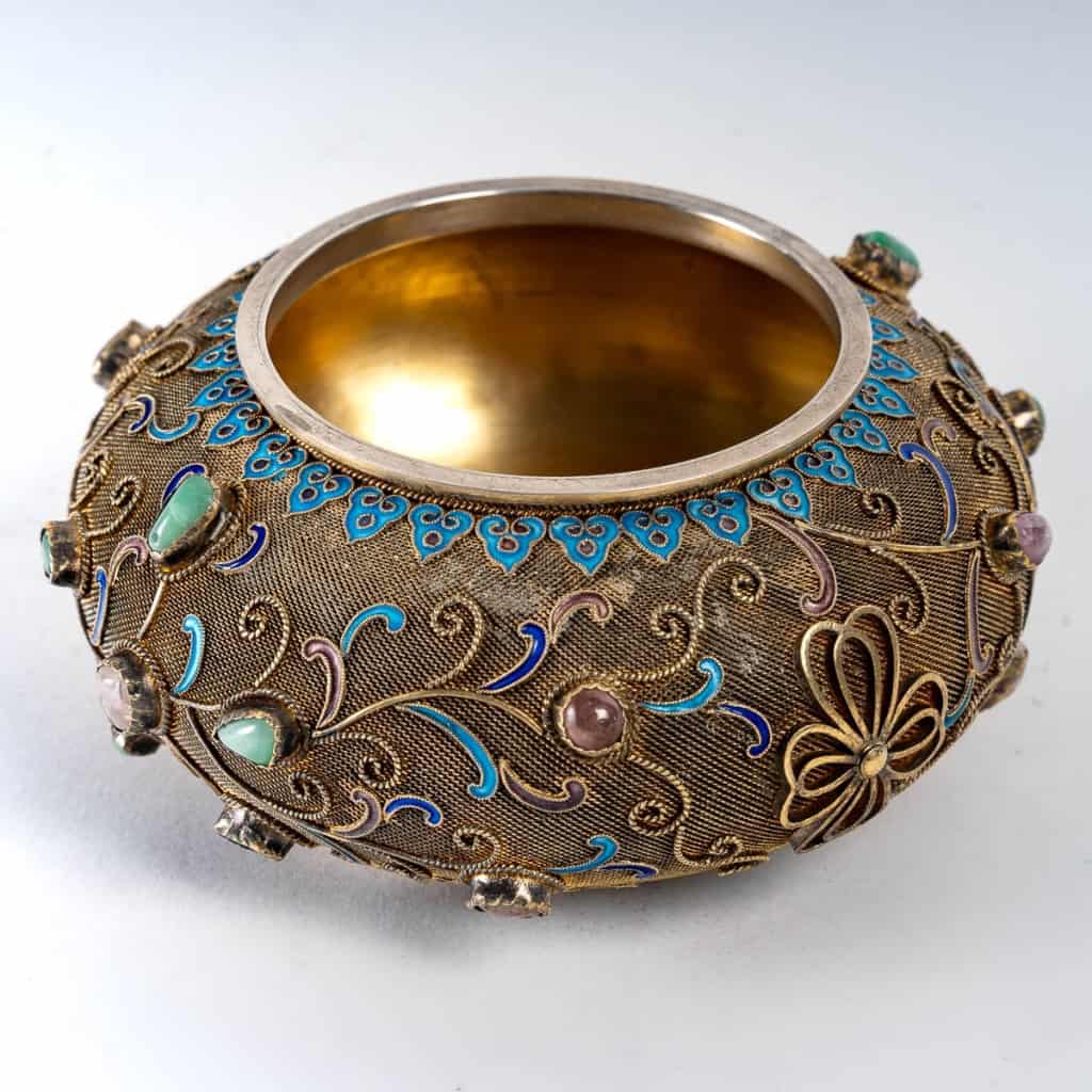 Petite coupelle en vermeil ( Argent plaqué or) filigrané, pierres semi-précieuses serties et émail, travail chinois, XXe siècle